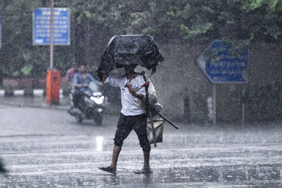 Dense fog at Delhi airport with delayed flights amid North India weather alerts