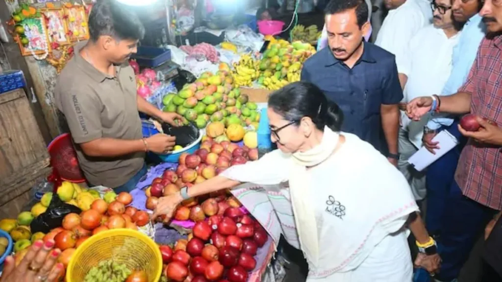 PM मोदी के 'झालमुड़ी ब्रेक' का जवाब? भवानीपुर बाजार में सब्जियां खरीदती नजर आईं ममता बनर्जी