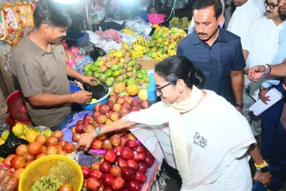 PM मोदी के 'झालमुड़ी ब्रेक' का जवाब? भवानीपुर बाजार में सब्जियां खरीदती नजर आईं ममता बनर्जी