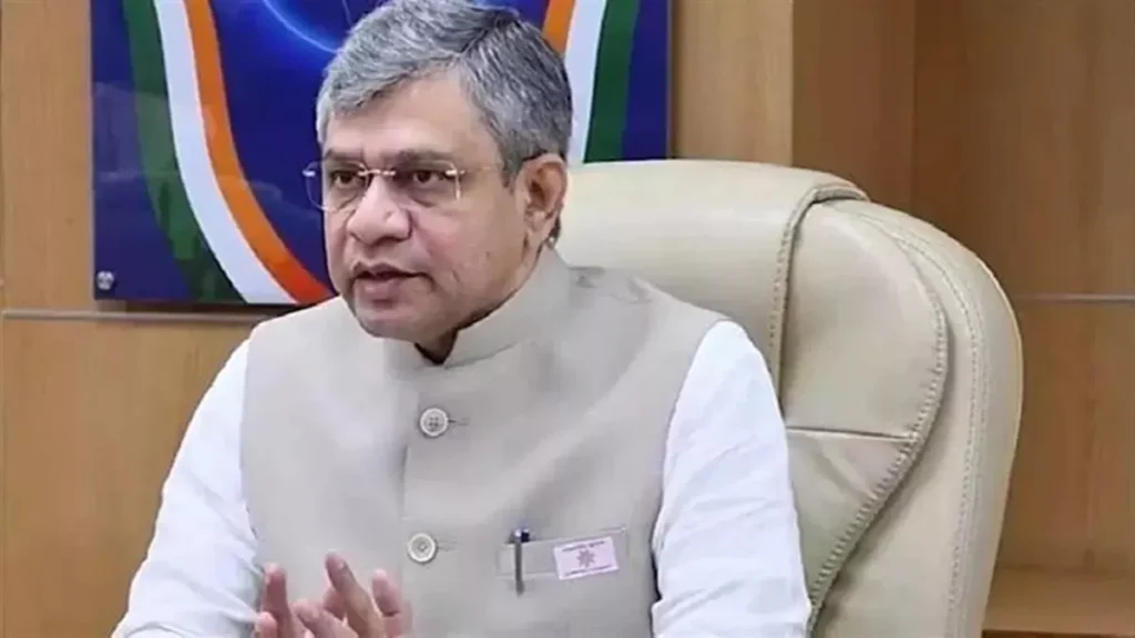 ट्रेनों में आग की घटनाएं: रेल मंत्री अश्विनी वैष्णव ने की हाई-लेवल सिक्योरिटी रिव्यू, AI और ड्रोन से होगी निगरानी