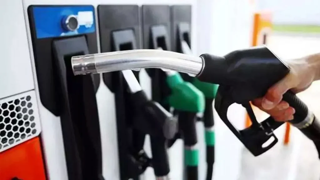 पेट्रोल-डीजल फिर महंगा: दिल्ली में ₹102, कोलकाता में ₹113 — दो हफ्तों में चौथी बार बढ़े दाम