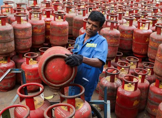 कमर्शियल LPG हुआ सस्ता: 1 जुलाई से ₹183 की कटौती, होटल-रेस्तरां इंडस्ट्री को बड़ी राहत
