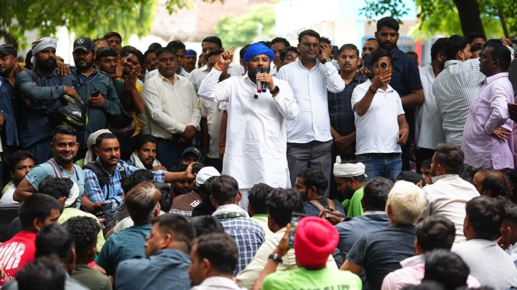 AAP विधायक कुलदीप कुमार को दिल्ली पुलिस ने सादे कपड़ों में उठाया — दलित सफाई कर्मचारी की हत्या पर न्याय मांगना पड़ा भारी?