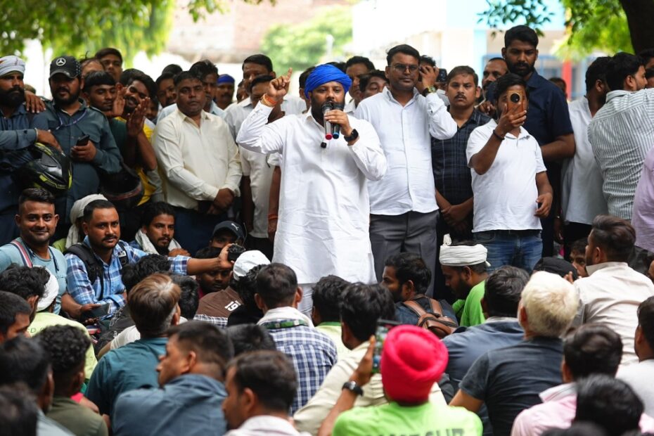 AAP विधायक कुलदीप कुमार को दिल्ली पुलिस ने सादे कपड़ों में उठाया — दलित सफाई कर्मचारी की हत्या पर न्याय मांगना पड़ा भारी?