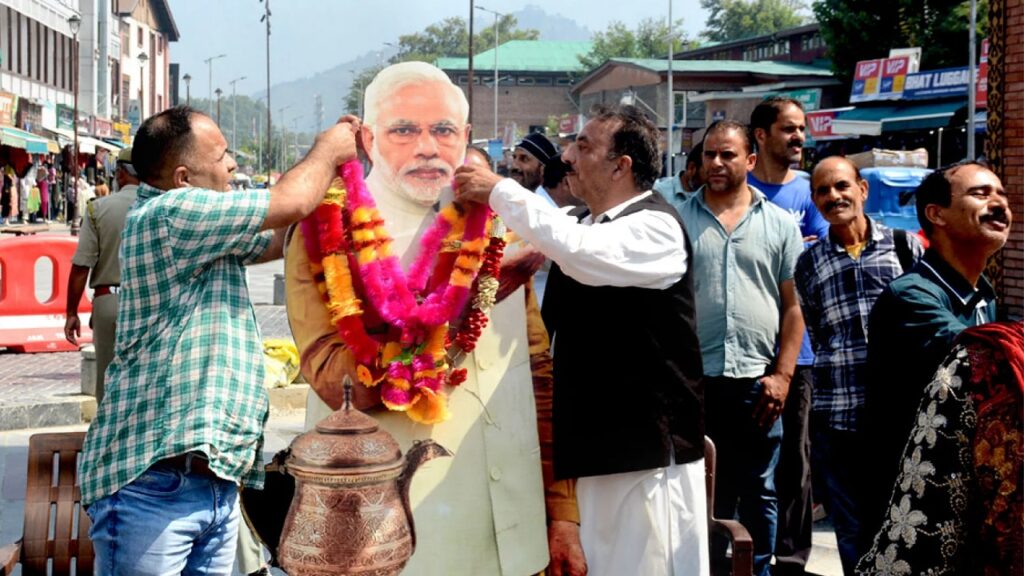 लाल चौक पर जगमगाए दीये: PM मोदी के 76वें जन्मदिन पर बदले हुए कश्मीर की तस्वीर