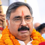 BJP से टिकट कटने पर डॉ. संजयन त्रिपाठी का बड़ा कदम — निर्दलीय चुनाव लड़ने का ऐलान, गाड़ी से हटाया पार्टी का झंडा