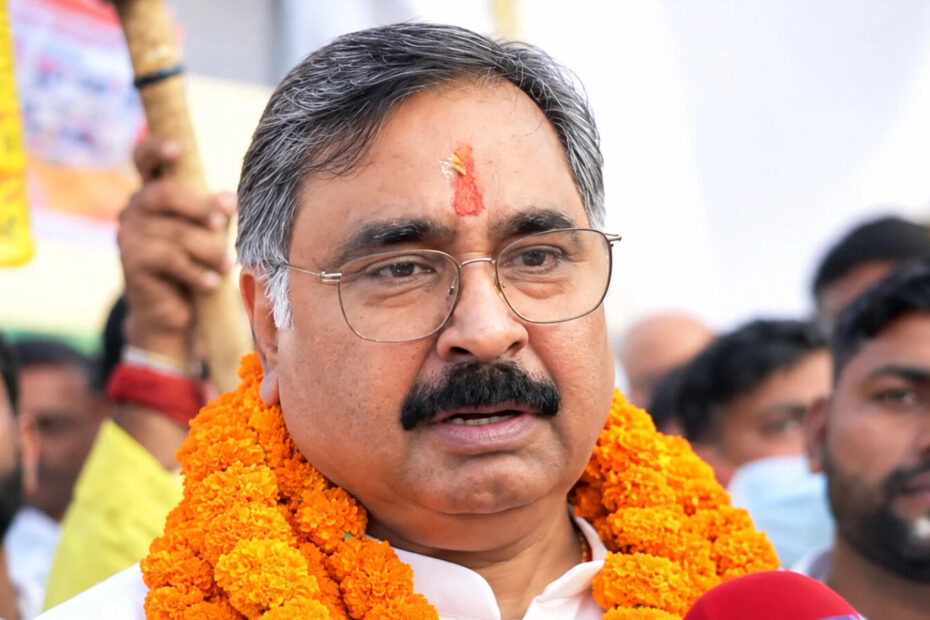 BJP से टिकट कटने पर डॉ. संजयन त्रिपाठी का बड़ा कदम — निर्दलीय चुनाव लड़ने का ऐलान, गाड़ी से हटाया पार्टी का झंडा
