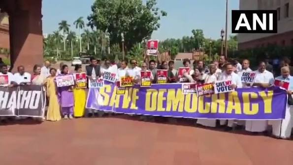 'सेव डेमोक्रेसी' बनाम BJP की 'हैट्रिक': ज्ञानेश कुमार विवाद में एक दिन में तीन मोर्चे खुले